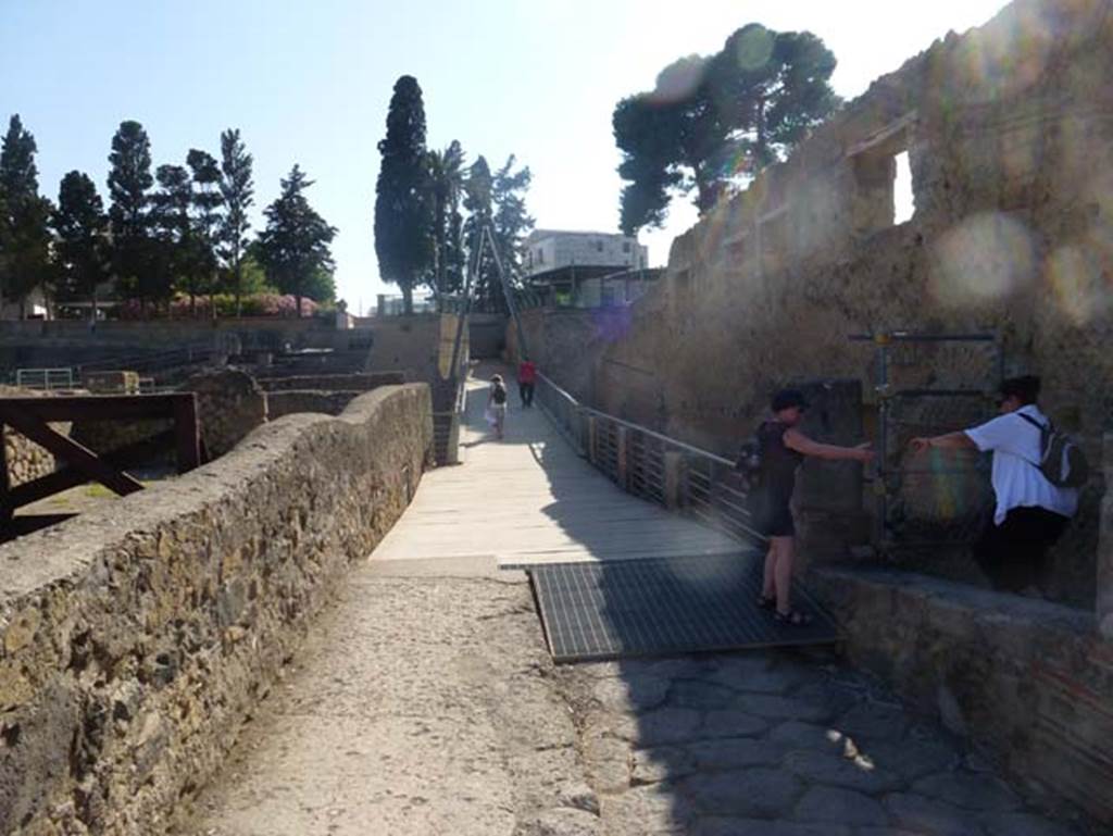 Herculaneum, June 2012. Looking south across access bridge, with II.1 Casa di Aristide, on the right. On the left is III.1 Casa dell’Albergo. Photo courtesy of Michael Binns.